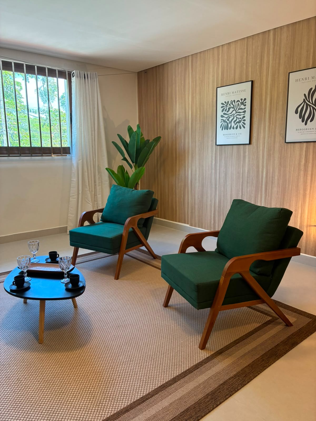 Sala de atendimento com poltronas verdes de design mid-century